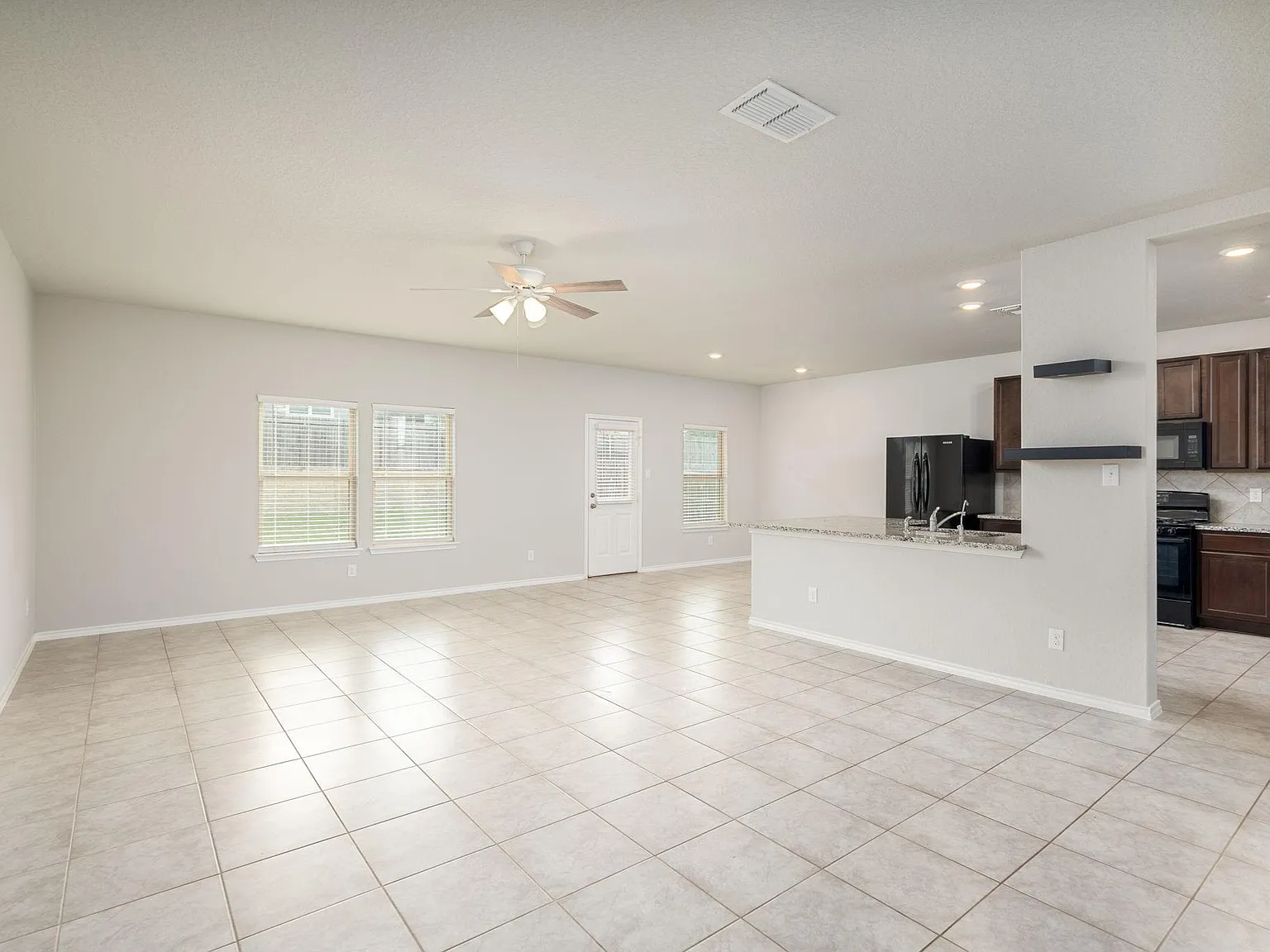 4 bed, 2.5 bath, 2410 sqft, $2,200 — Photo 4
