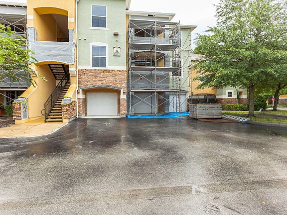 4th image of 8539 GATE Parkway W #1427
