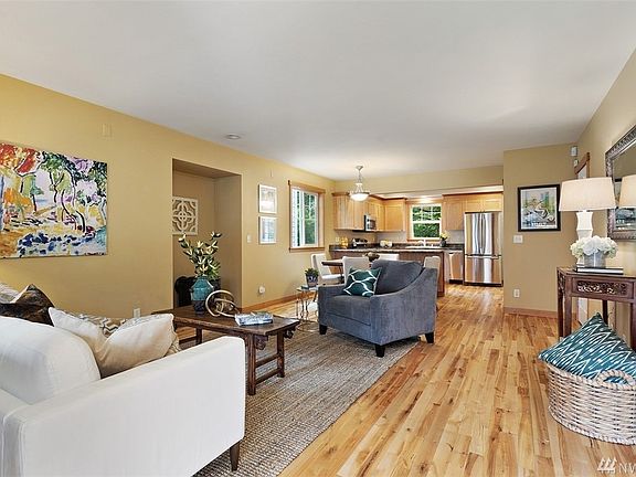 4th image of 743 Daylily Ln