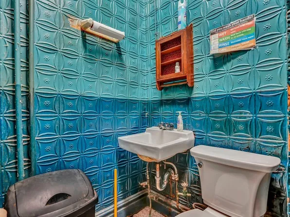 699 Elm Street image 7 of 39