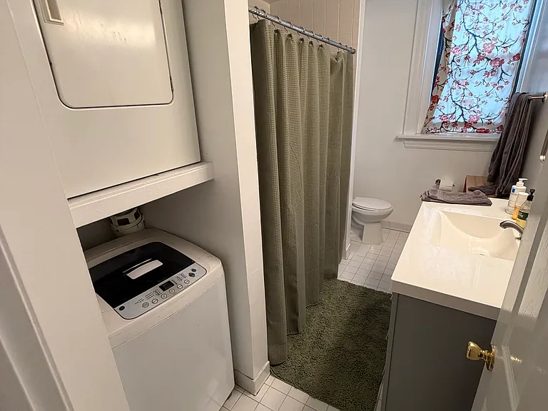 Washer / Dryer in full bath