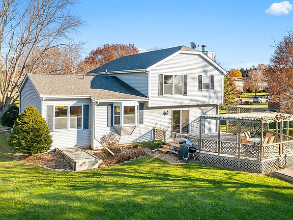 4th image of 799 Carriage Hill Ln