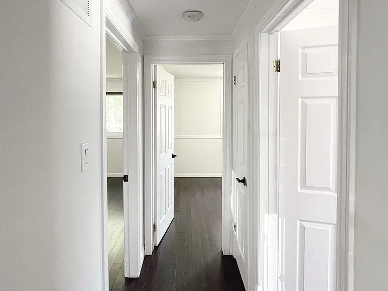 551 Hayward Cres #MAIN — Photo 2