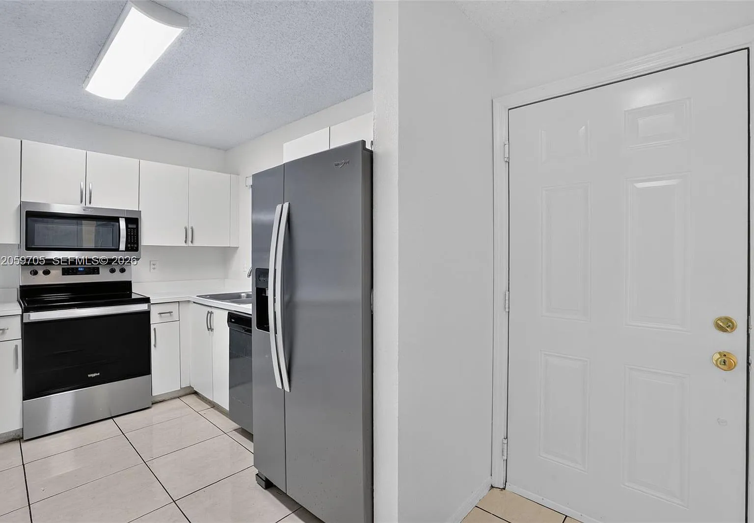 3 bed, 2.5 bath, 1220 sqft, $2,500 — Photo 4