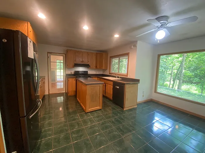 4 bed, 3.0 bath, 2200 sqft, $2,100 — Photo 3