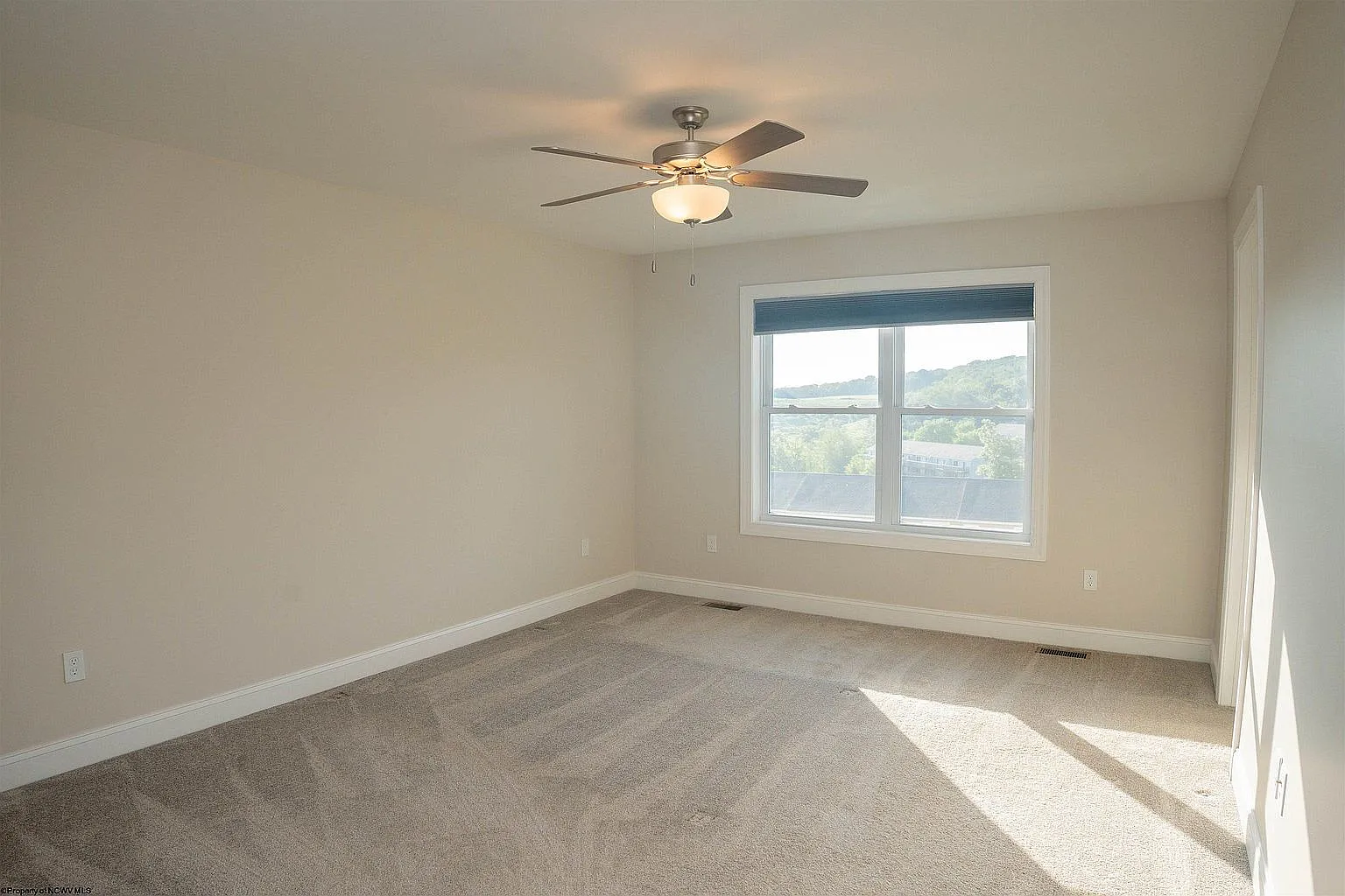 3 bed, 2.5 bath, 1952 sqft, $2,100 — Photo 4