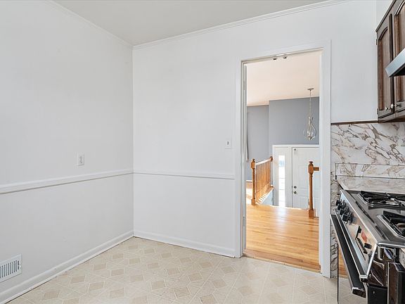 4th image of 115 Patricia Ave