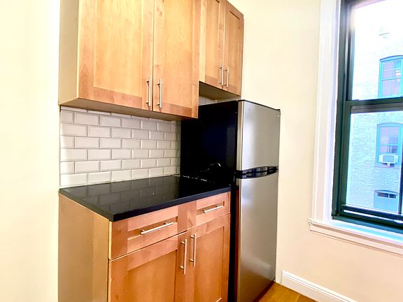 3rd image of 519 E 78th St APT 4B
