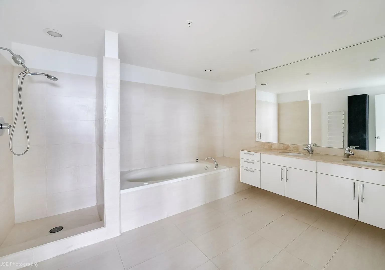 Spacious 3-Bedroom Bayfront Residence in North Bay Village — Photo 3