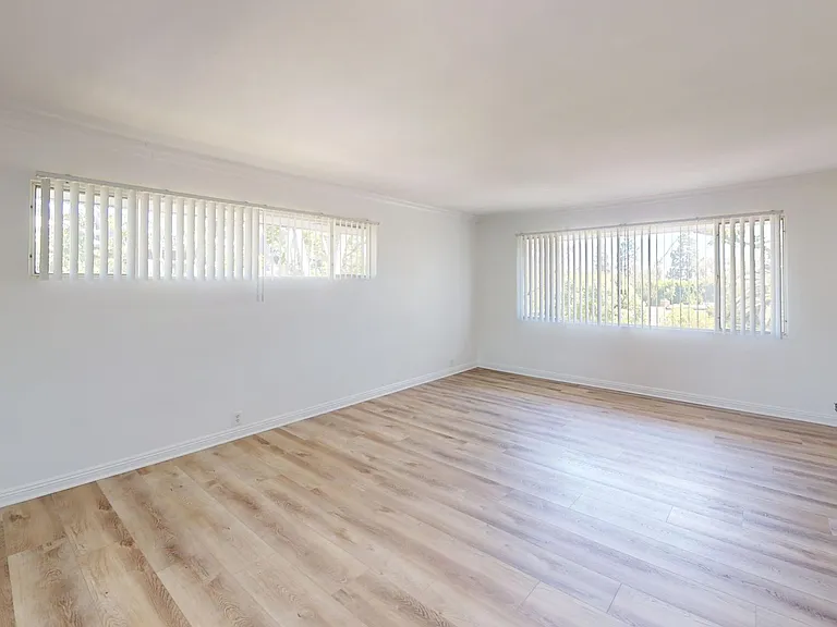 1021 Grove — Photo 7