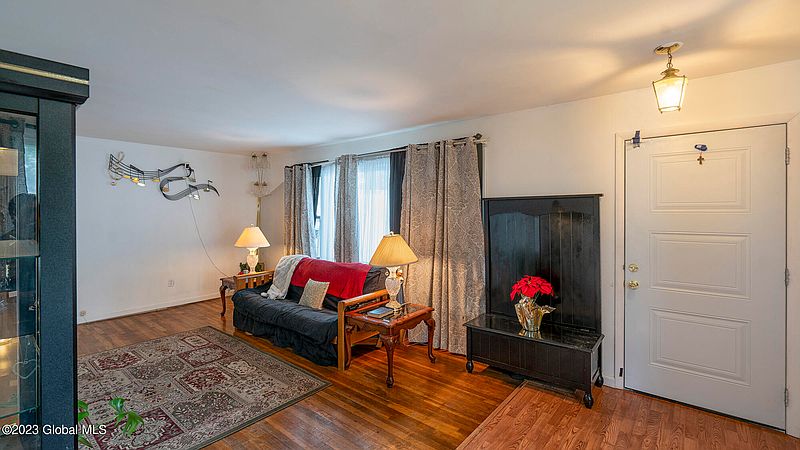 4th image of 9 Cooper Avenue