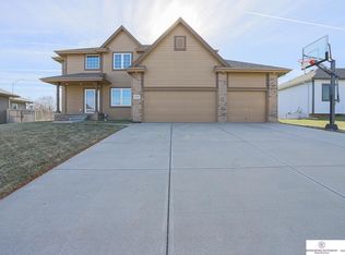 2005 Aberdeen Dr, Papillion, NE 68133