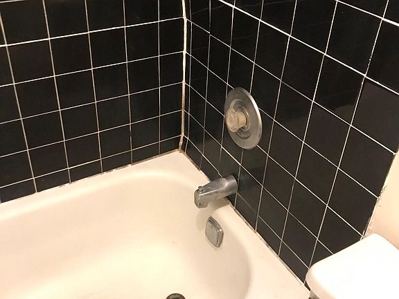 5th image of 2057 W Dickens Ave #1A