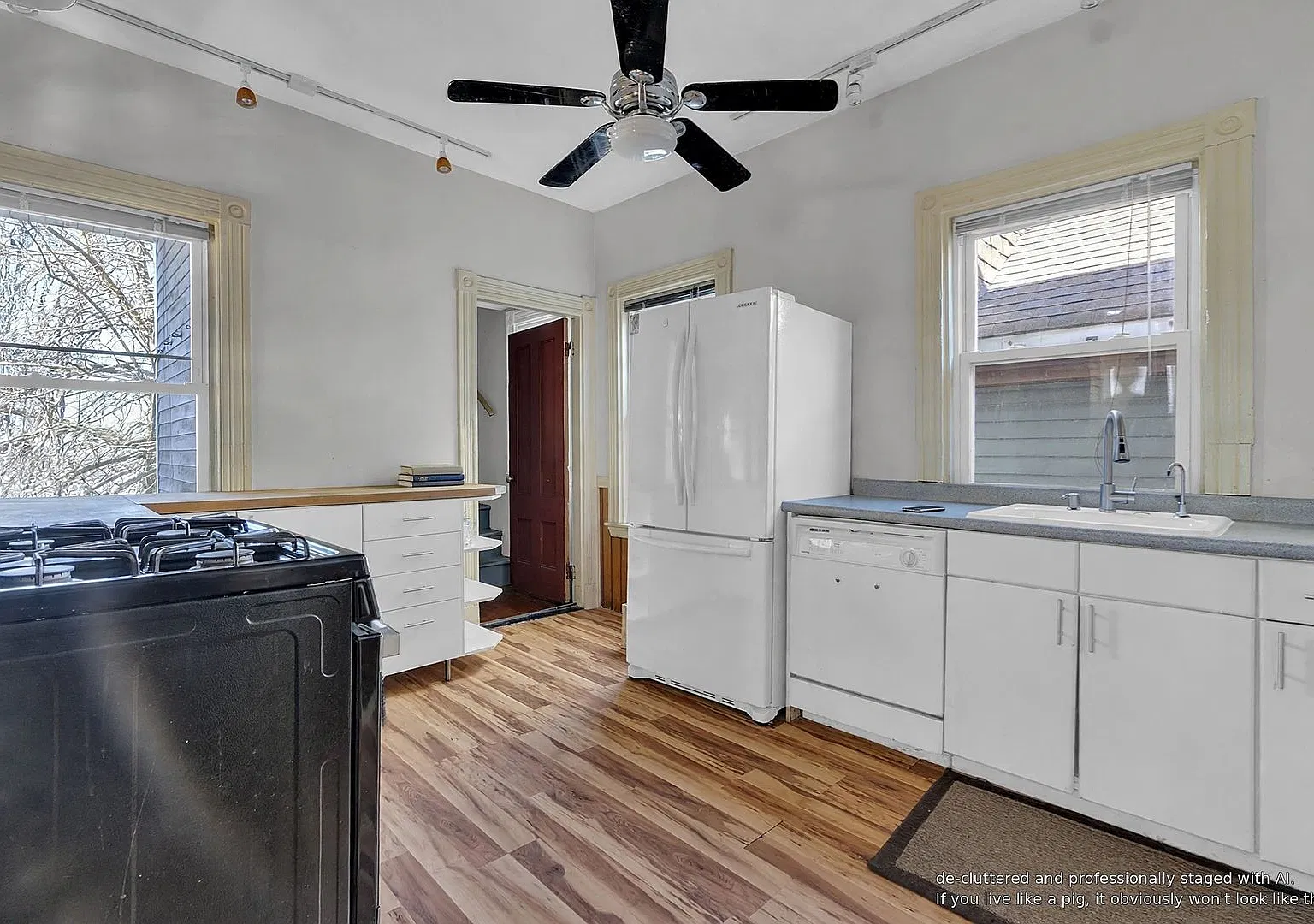 Gorgeous Big Bed Perfect for NEU students with plenty of space and charm! Laundry in Unit! — Photo 4