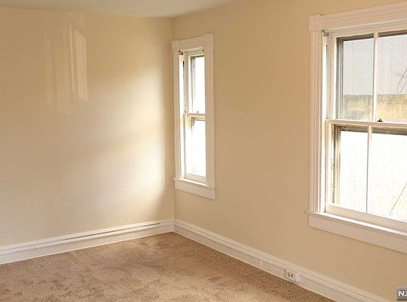 4th image of 390 Hillsdale Ave #2