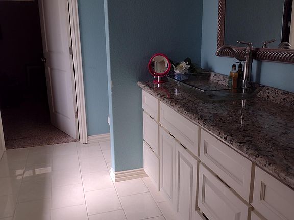 3rd image of 1951 Glencove Dr