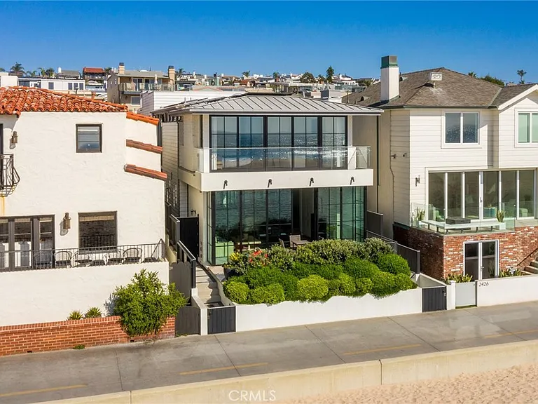 2428 The Strand — Photo 1