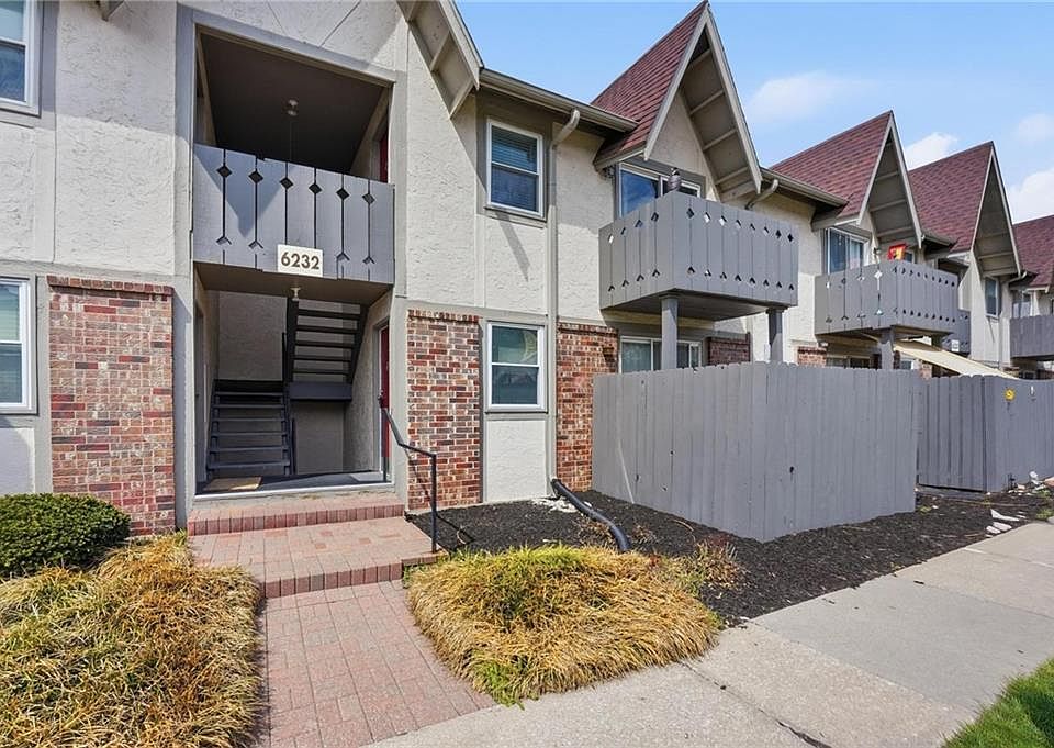 1st image of 6232 Robinson St APT 2