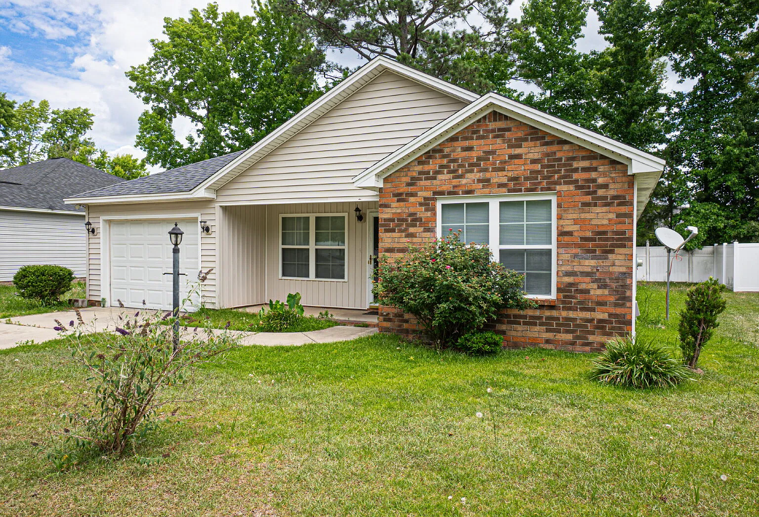 3 bed, 2.0 bath, 1354 sqft, $1,575 — Photo 2