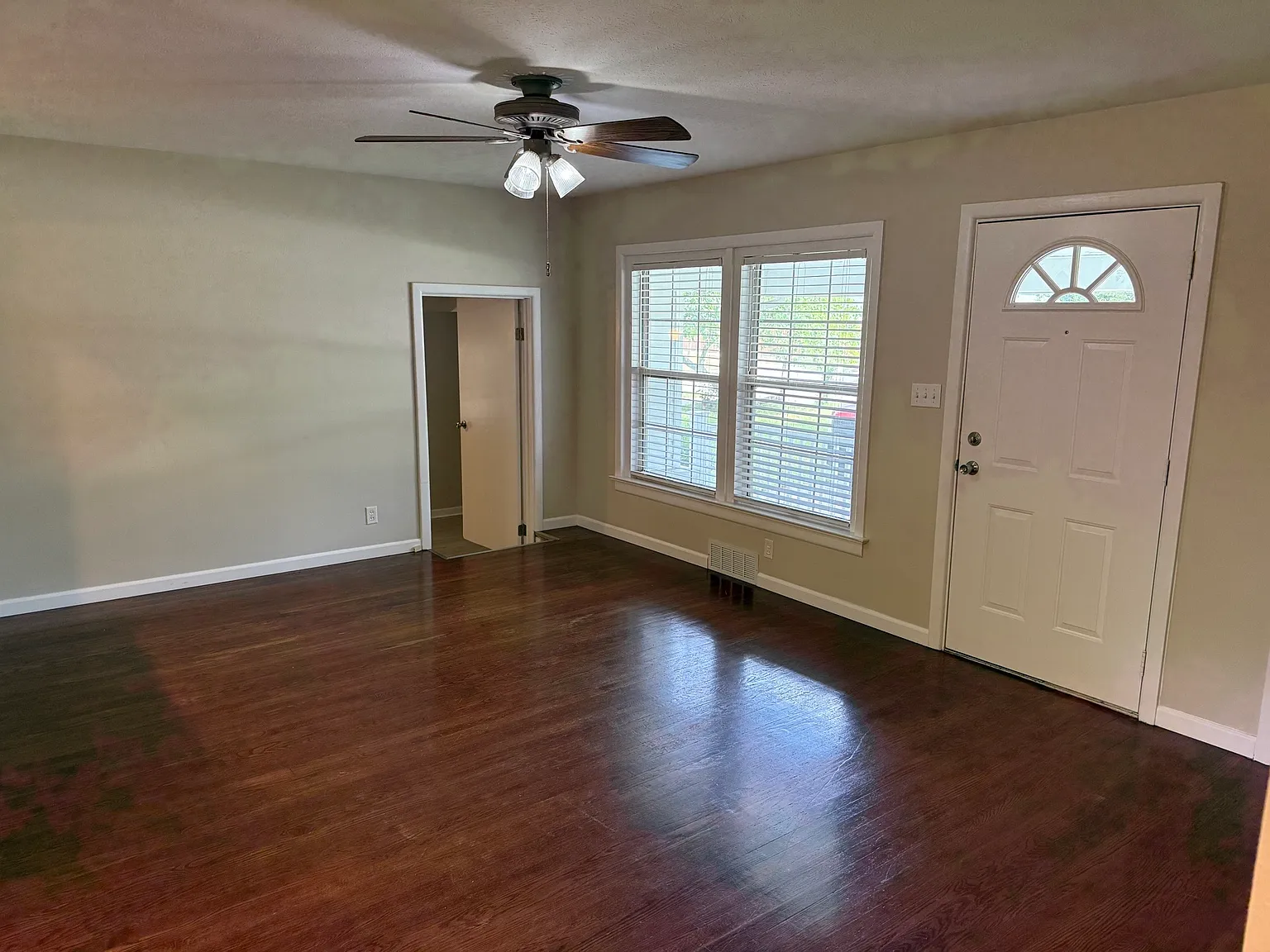 3 bed, 1306 sqft, $1,300 — Photo 2