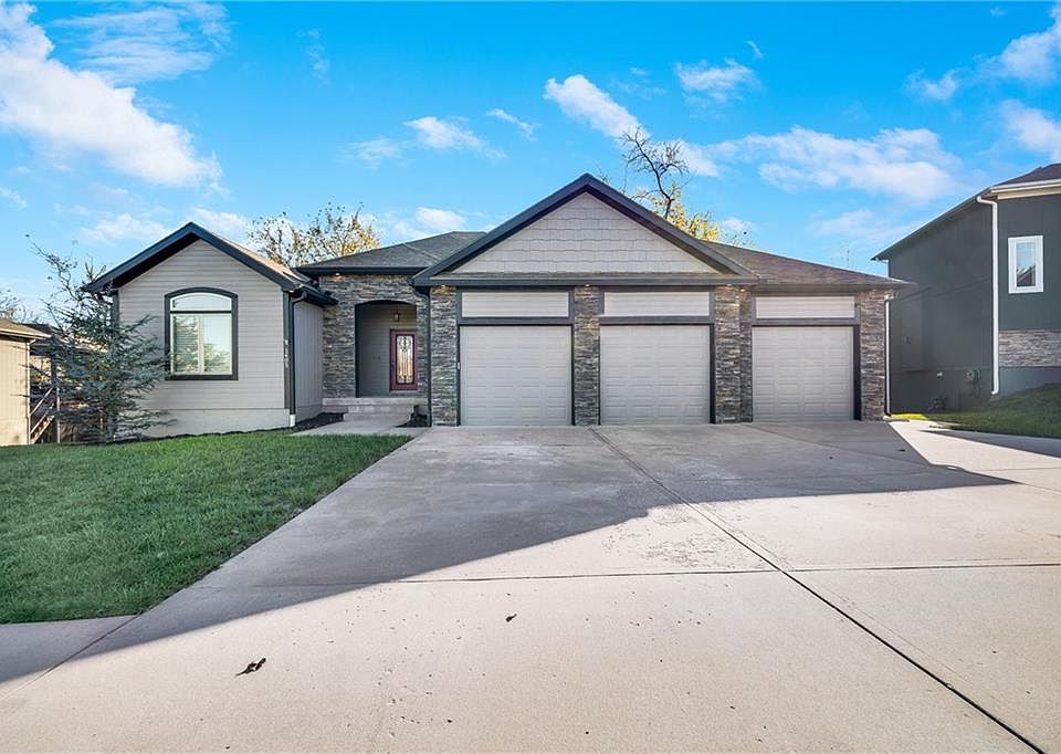 1st image of 1405 NW Cottonwood Dr