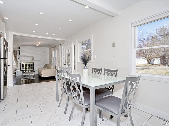 2nd image of 35 Mid Oaks Street