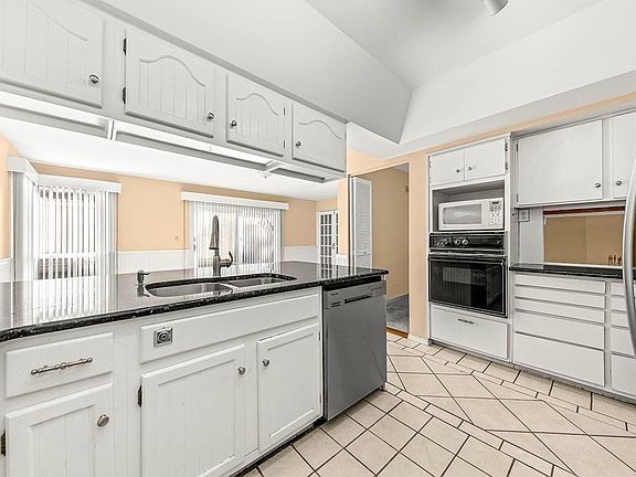 5th image of 2851 Garden Dr