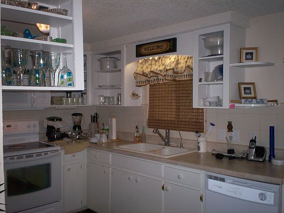 3rd image of 1080 Cedar Ave