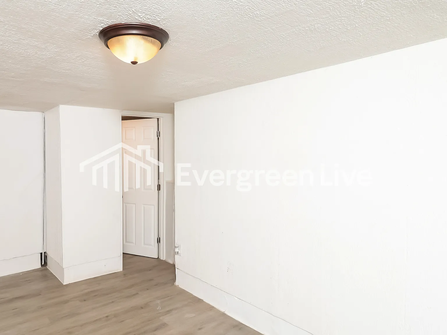 3 bed, 2.0 bath, 916 sqft, $1,645 — Photo 4