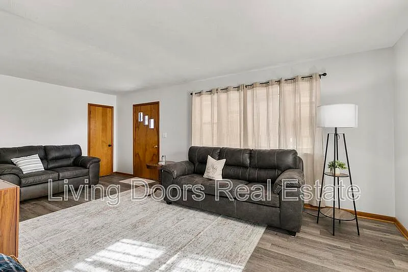 2 bed, 1.0 bath, $1,810 — Photo 2