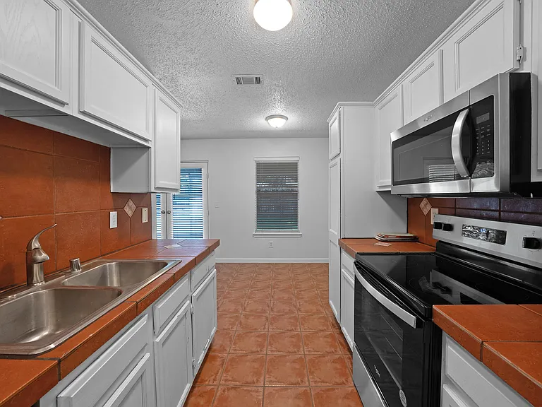 2910 Chisolm Trl — Photo 20