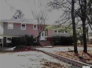 64 Seaman Neck Rd, Dix Hills, NY 11746