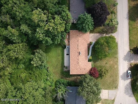 3rd image of 695 Marylane Dr