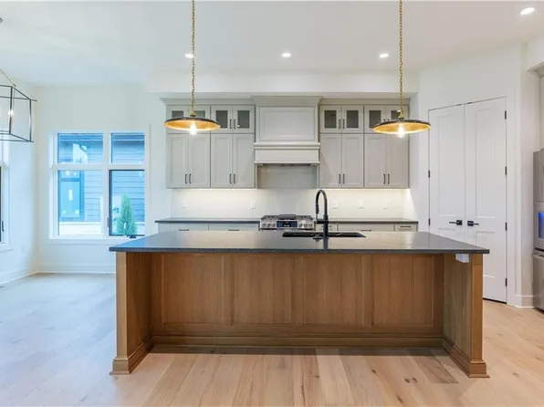 2852 W 133rd Ter, Leawood, KS 66209