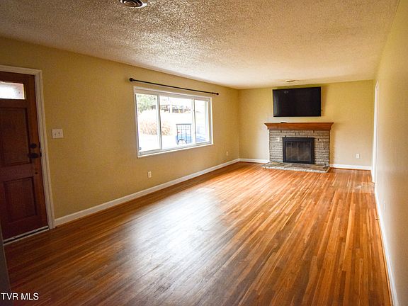 4th image of 120 Carolyn Cir