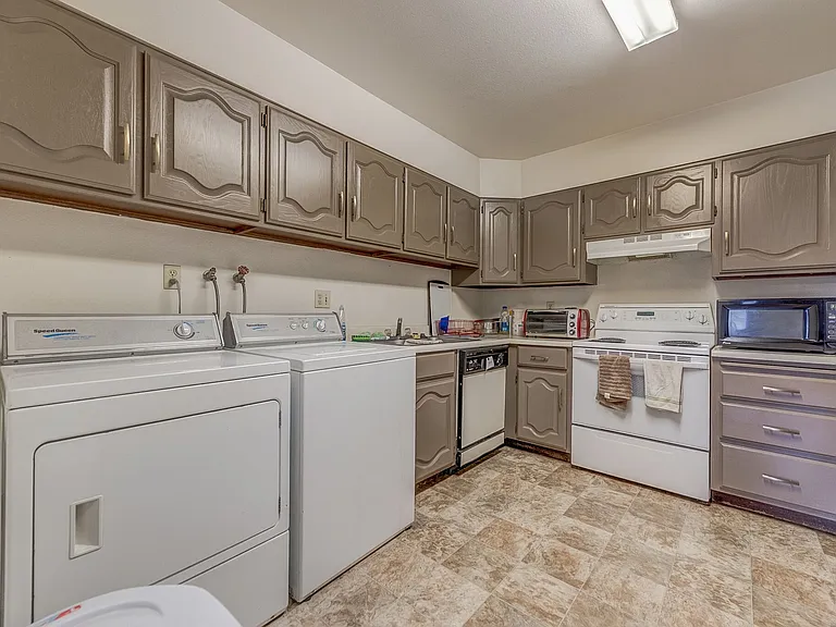 261 N 400 E #201 — Photo 7