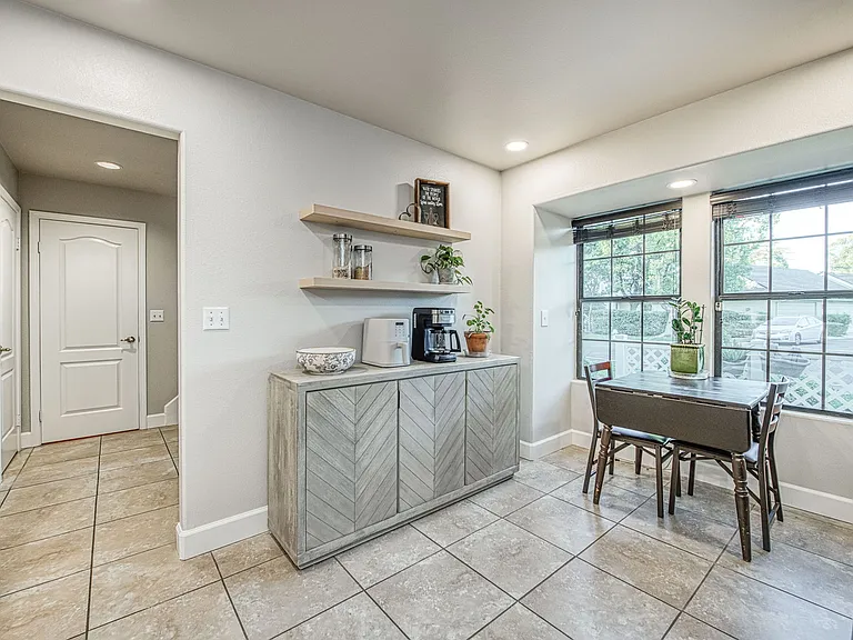 921 E Foxhill Dr — Photo 10