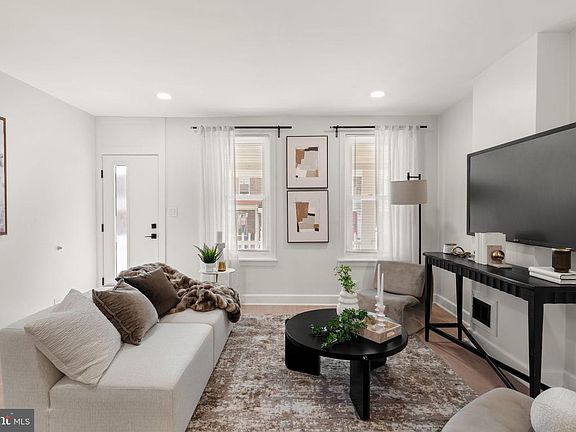 5th image of 3411 Ainslie St