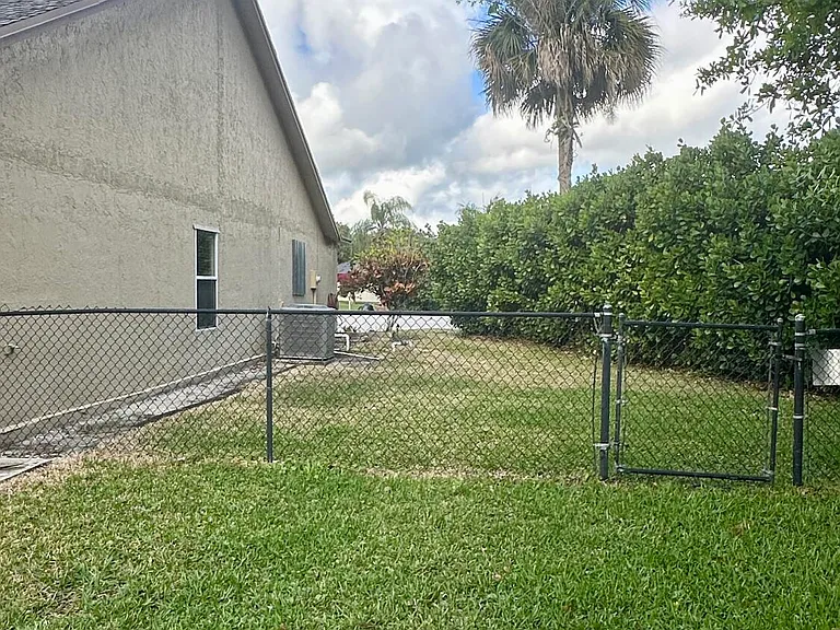 112 Princess Ct — Photo 21