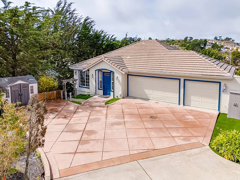 386 Goodwin Dr — Photo 1