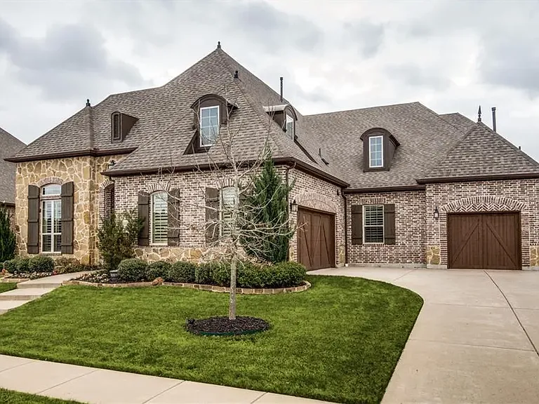 580 Butchart Dr — Photo 1
