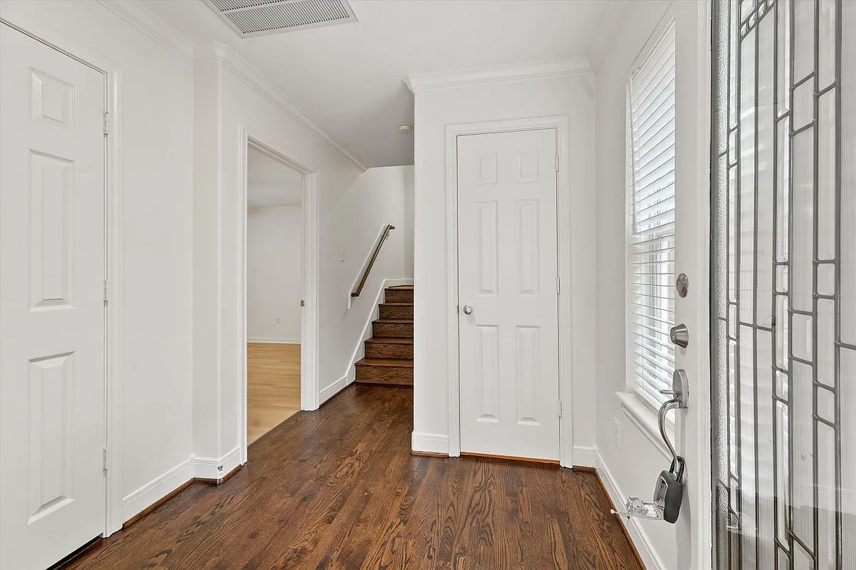 3 bed, 4.0 bath, 2520 sqft, $3,350 — Photo 2