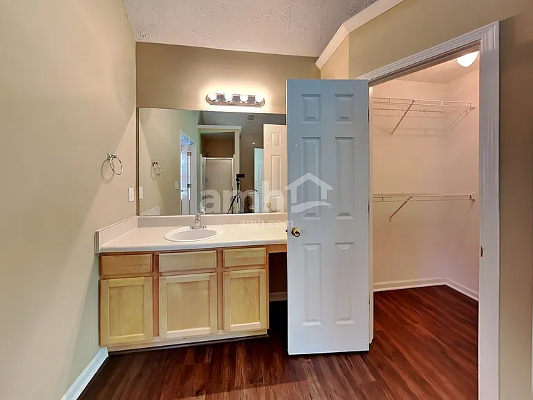 305 Kings Way — Photo 11