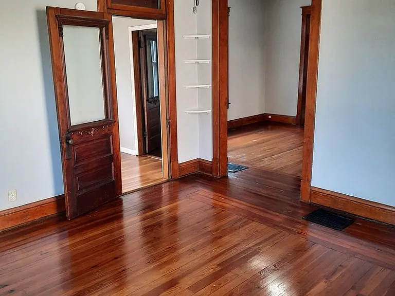 1615 Ferry St — Photo 5