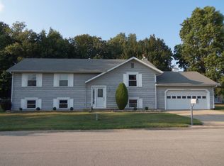 524 Cottonwood Dr, Salem, IL 62881