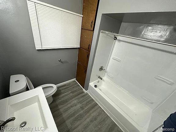 5th image of 3220 Roberts St