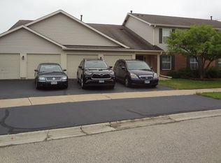 1127 N Red Oak Cir, Round Lake, IL 60073