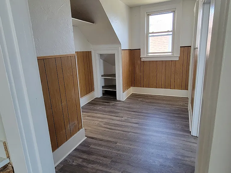 324 W 9th St — Photo 9