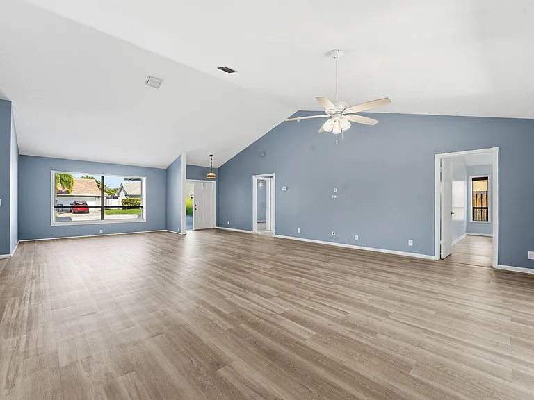 9284 Laurel Green Dr — Photo 8