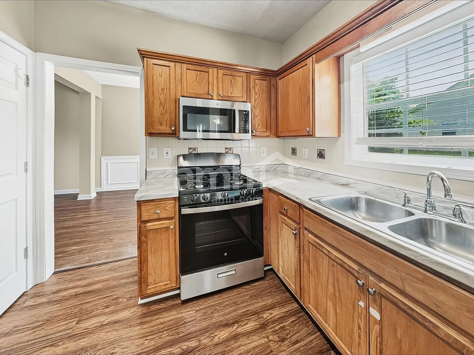 4 bed, 2.5 bath, 2238 sqft, $2,160 — Photo 3